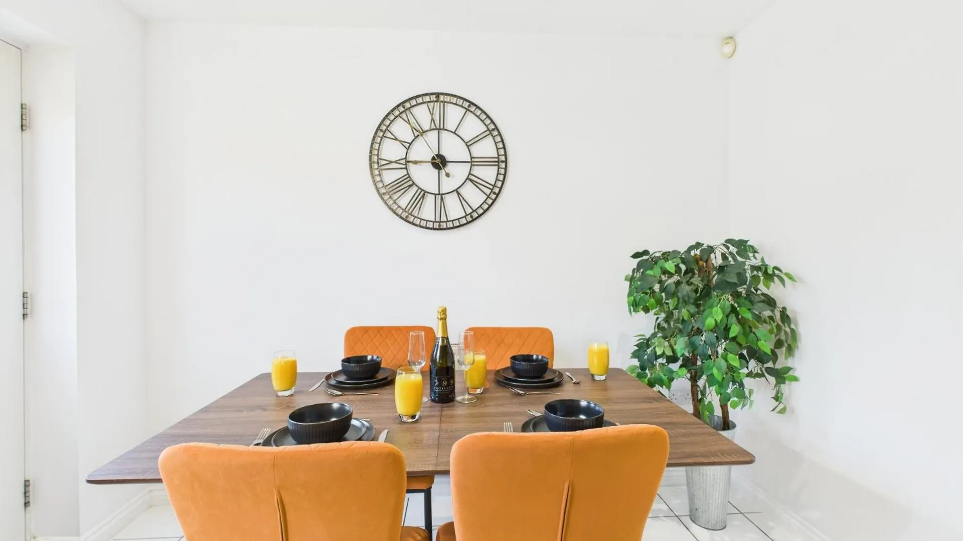 Holiday home New Prestbury Place By Signature Stays - 5 Bedroom House Near Cheltenham Racecourse