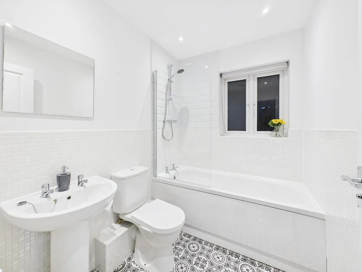 Holiday home New Prestbury Place By Signature Stays - 5 Bedroom House Near Cheltenham Racecourse United Kingdom