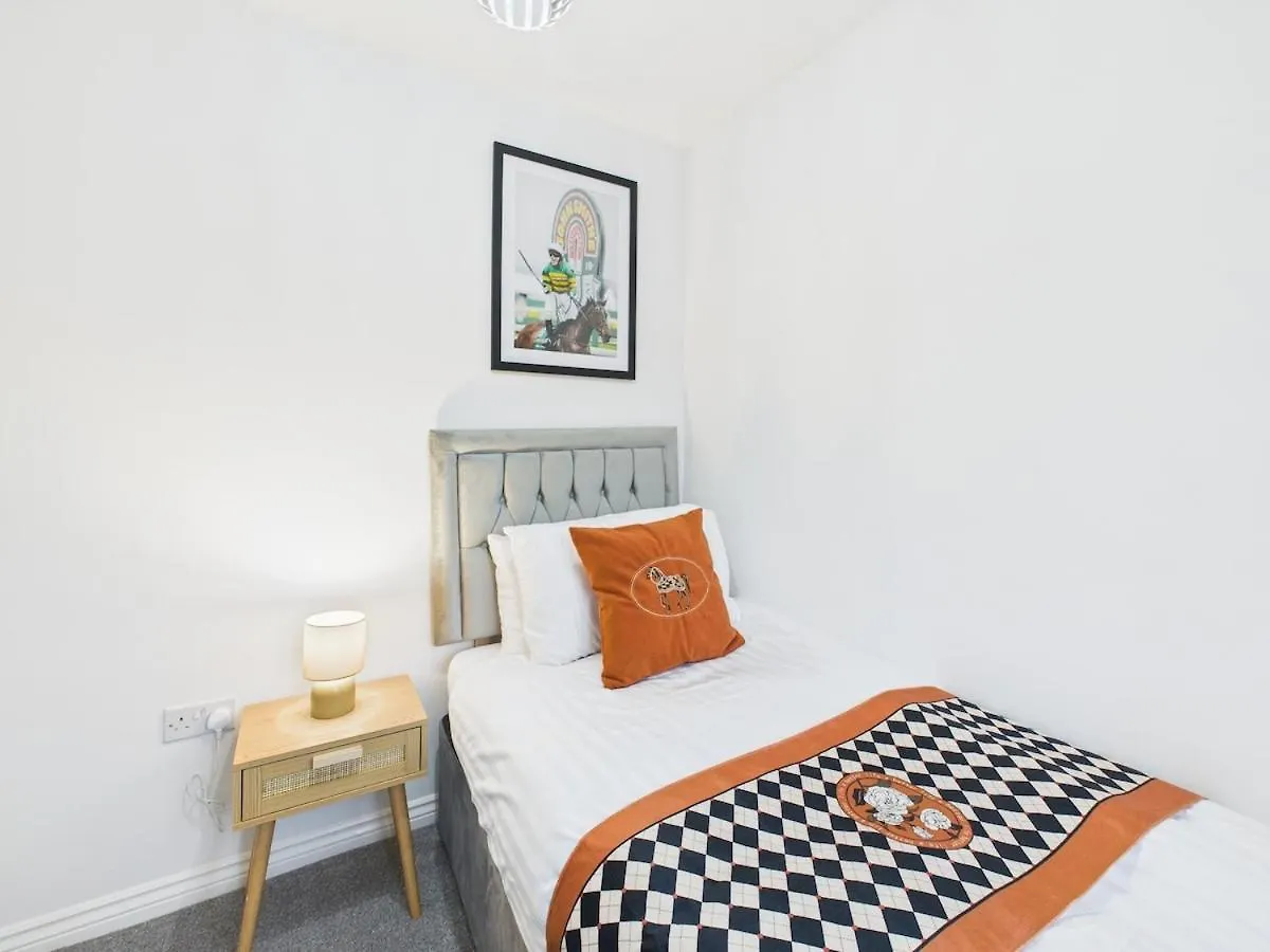 New Prestbury Place By Signature Stays - 5 Bedroom House Near Cheltenham Racecourse Holiday home